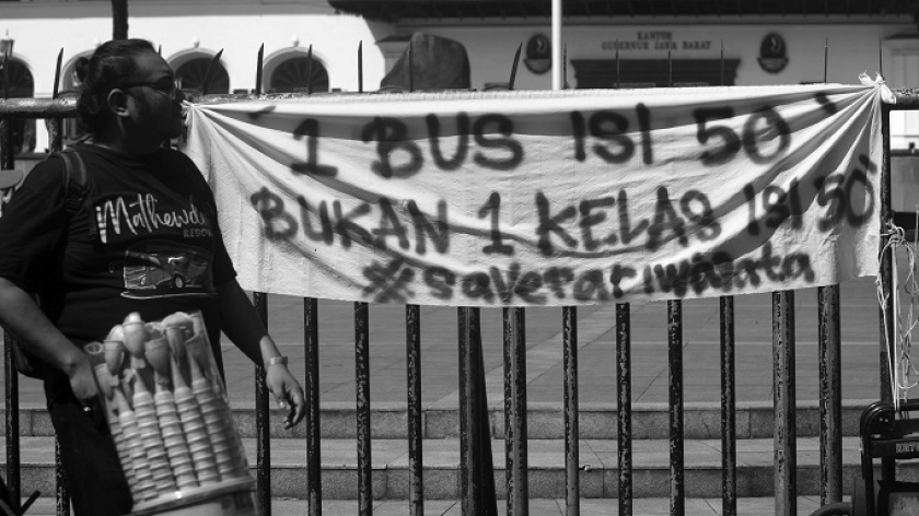 Ratusan pelaku usaha sektor pariwisata dan perjalanan memprotes kebijakan Dedi Mulyadi tentang larangan studi tur sekolah ke luar provinsi, di Gedung Sate, Bandung, Senin, 21 Juli 2025. (Foto: Prima Mulia/BandungBergerak) 