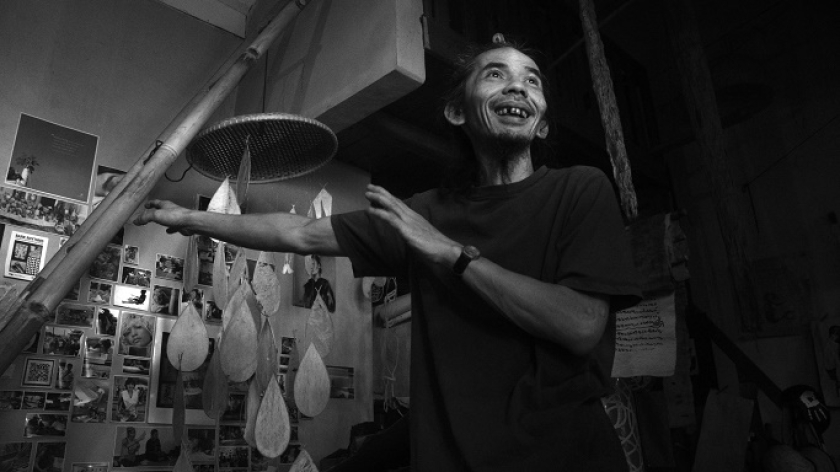 Ahmad Mufid Sururi, seniman pembuat kertas saeh atau daluang menunjukkan karyanya di workshop Toekang Saeh, Kampung Ciseupan, Kecamatan Ujungberung, Bandung, Jawa Barat, 24 Juli 2025. (Foto: Prima Mulia/BandungBergerak)