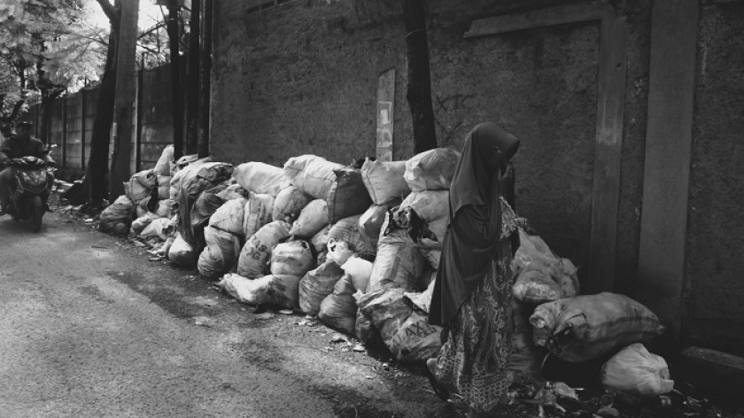 Kondisi sampah yang dibuang secara liar di sekitaran Jalan Gempol Sari, Kecamatan Bandung Kulon, Kota Bandung, 15 Juli 2025. (Foto: Shakila Azzahra M/BandungBergerak)