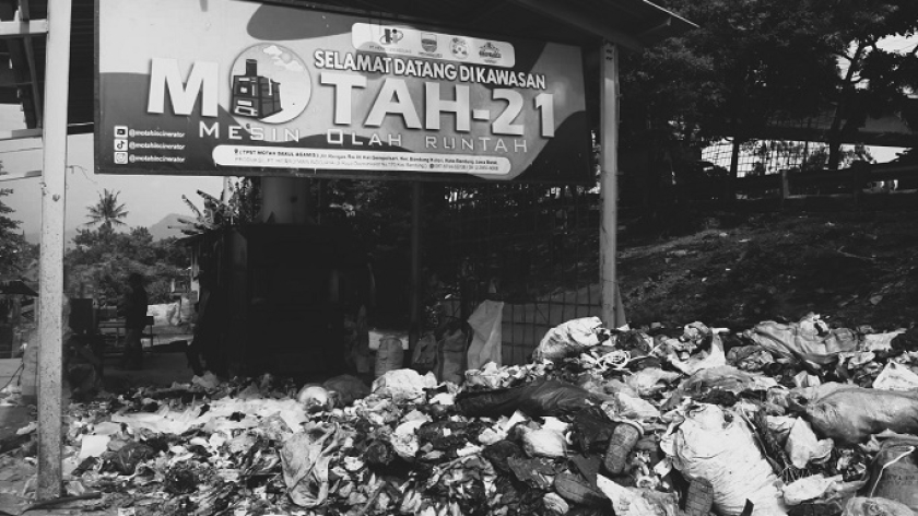 TPST Motah Bakul Agamis saat sedang membakar sampah menggunakan mesin insenerator di  Jalan Rengas, Gempol Sari, Kecamatan Bandung Kulon, 15 Juli 2025. (Foto: Shakila Azzahra M/BandungBergerak)