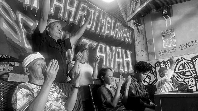 Doa bersama warga Sukahaji, Bandung di sela-sela konferensi pers, Rabu, 30 Juli 2025. (Foto: Salma Nur Fauziyah/BandungBergerak) 