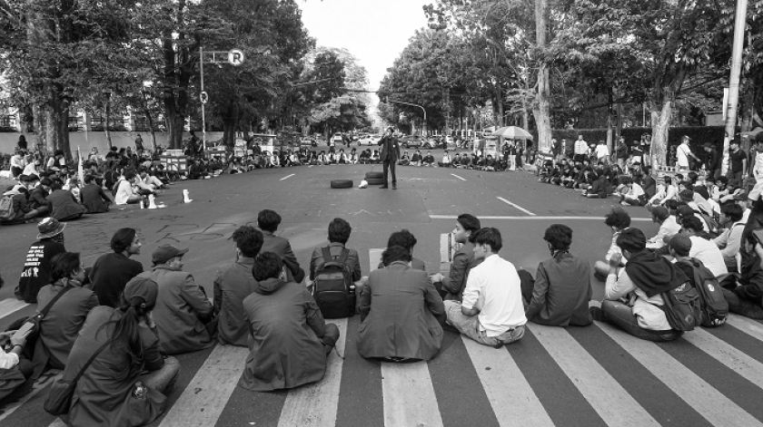 BEM SI Jabar berunjuk rasa di Gedung DPRD Jawa Barat, Bandung, Rabu, 30 Juli 2025. Mereka menolak revisi KUHAP yang dibahas tanpa partisipasi publik. (Foto: Insan Radhiyan Nurrahim/BandungBergerak)