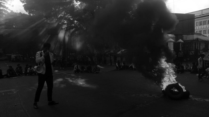 BEM Seluruh Indonesia Jawa Barat melakukan aksi tolak revisi Kitab Undang-Undang Hukum Acara Pidana (KUHAP) di depan DPRD Provinsi Jawa Barat di Bandung, 30 Juli 2025. (Foto: Prima Mulia/BandungBergerak)