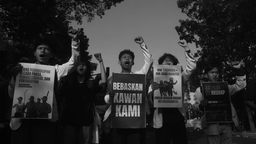 BEM Seluruh Indonesia Jawa Barat melakukan aksi tolak revisi Kitab Undang-Undang Hukum Acara Pidana (KUHAP) di depan DPRD Provinsi Jawa Barat di Bandung, 30 Juli 2025. (Foto: Prima Mulia/BandungBergerak)