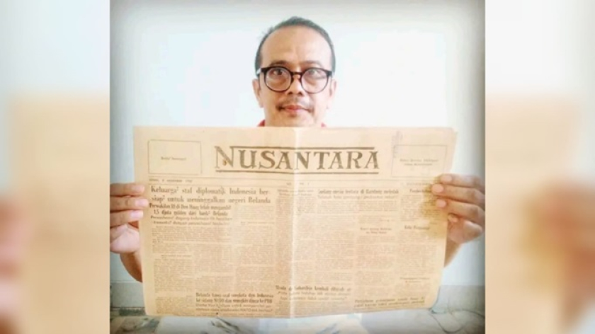 Penulis memegang surat kabar Nusantara terbitan 68 tahun silam. (Foto: Dokumentasi Kin Sanubary)