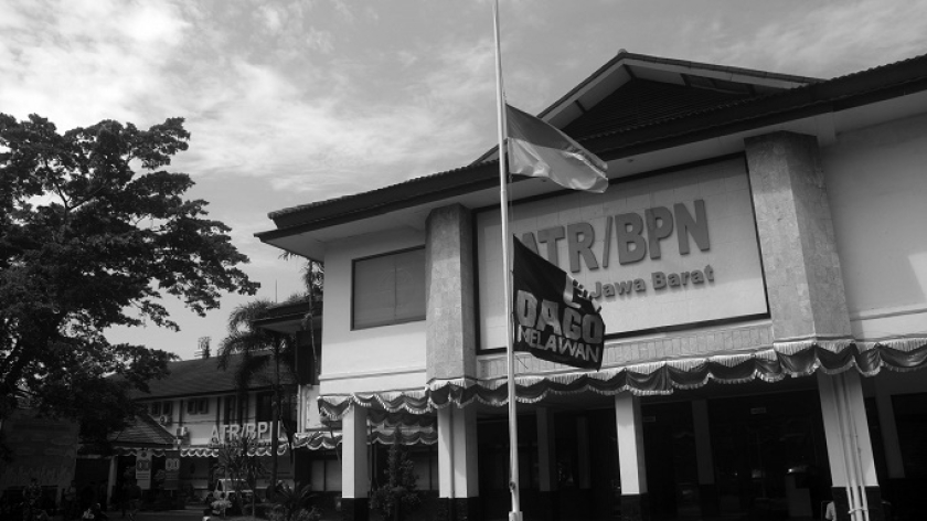 Warga Dago Elos mendatangi Kantor Agraria dan Pertanahan (ATR/BPN) Bandung berkaitan dengan konflik agraria 5 Agustus 2025. (Foto: Prima Mulia/BandungBergerak)