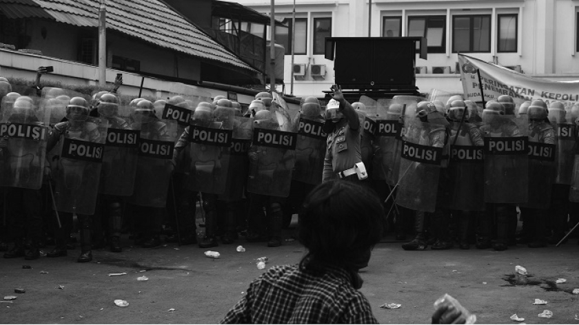 Mahasiswa berhadapan dengan polisi setelah gerbang jebol dalam aksi unjuk rasa menentang RUU KPK di Gedung DPRD Jawa Barat di Bandung, 24 September 2019. (Foto: Prima Mulia/BandungBergerak)