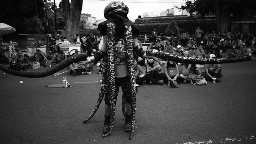 Buruh dari serikat pekerja KASBI  berpakaian gurita saat aksi unjuk rasa menolak omnibus law di Bandung, 14 Oktober 2021. (Foto: Prima Mulia/BandungBergerak)