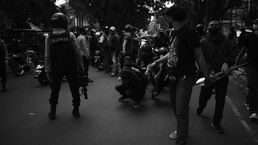 Polisi menangkap sejumlah orang muda yang terlibat aksi unjuk rasa menentang PPKM darurat di Bandung, 21 Juli 2021. (Foto: Prima Mulia/BandungBergerak)