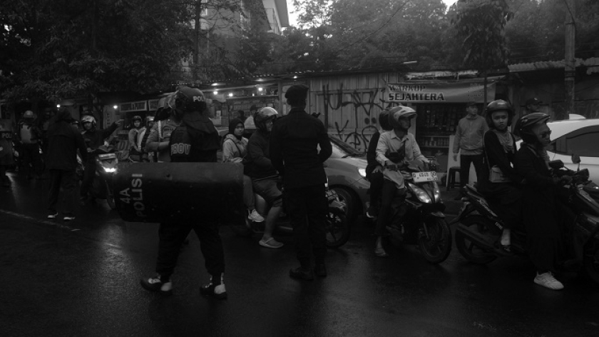 Polisi menyisir Jalan Dipati Ukur, Bandung, setelah demo May Day ricuh, 1 Mei 2025. (Foto: Prima Mulia/BandungBergerak)