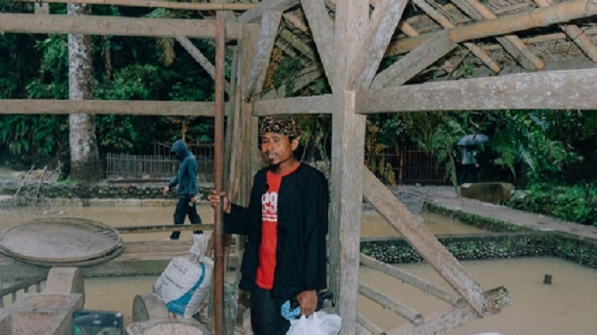 Kang Ijat dan lisung (alat penumbuk padi). (Foto: Merrina Listiandari)
