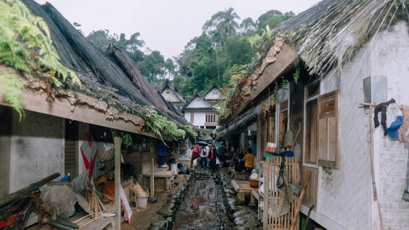 Kehidupan bertetangga di Kampung Naga di Desa Neglasari, Kecamatan Salawu, Kabupaten Tasikmalaya, Jawa Barat. (Foto: Merrina Listiandari)
