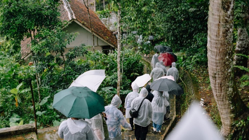 Menuruni 444 anak tangga menuju Kampung Naga. (Foto: Merrina Listiandari)