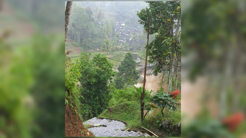 Kampung Naga berada di dalam lembah. Menuju Kampung Naga menuruni 444 anak tangga. (Foto: Merrina Listiandari)