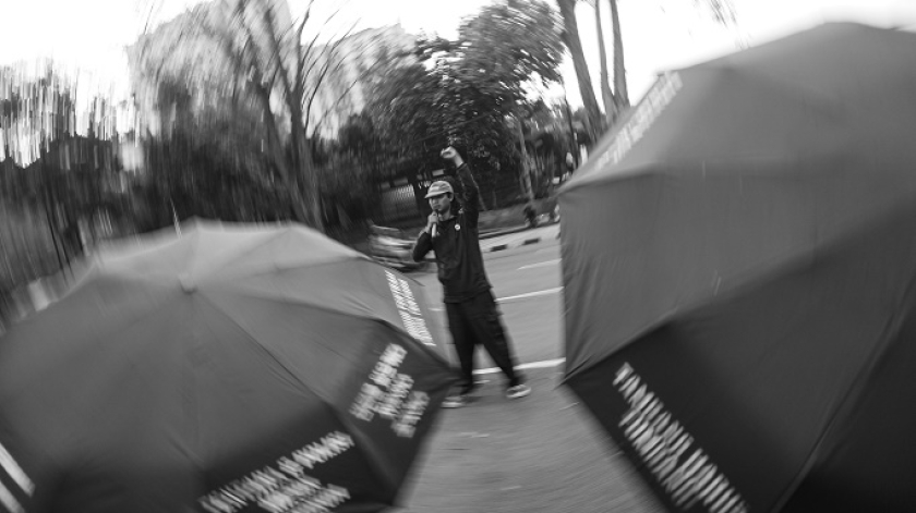 Aksi Kamisan Bandung menyuarakan solidaritas untuk warga Sukahaji, di Gedung Sate, Bandung, Kamis sore, 7 Agustus 2025. (Foto: Insan Radhiyan Nurrahim/BandungBergerak)