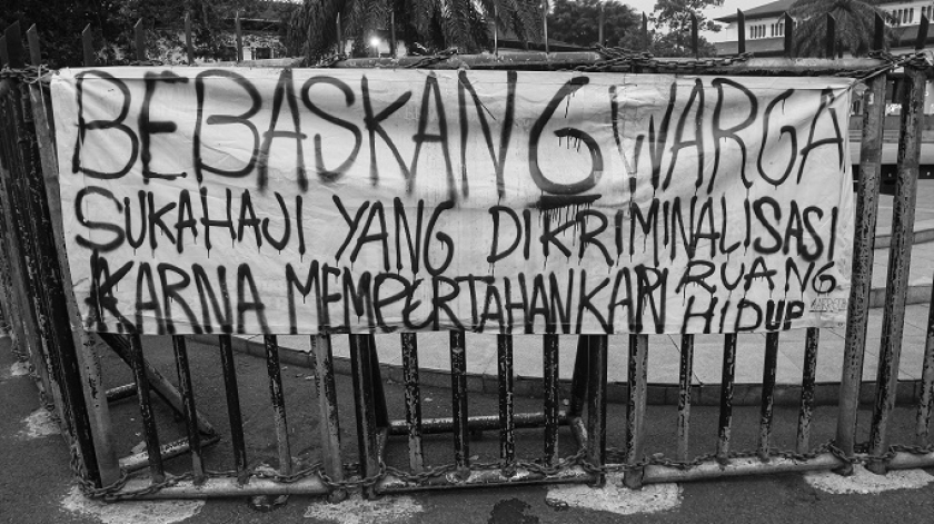 Aksi Kamisan Bandung menyuarakan solidaritas untuk warga Sukahaji, di Gedung Sate, Bandung, Kamis sore, 7 Agustus 2025. (Foto: Insan Radhiyan Nurrahim/BandungBergerak)
