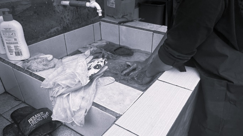 Proses Pencucian Sampah di Waste Station oleh Petugas Wisepesantrend, Bandung, Jumat, 18 Juli 2025. (Foto: Muhammad Aufa Al Faiz)