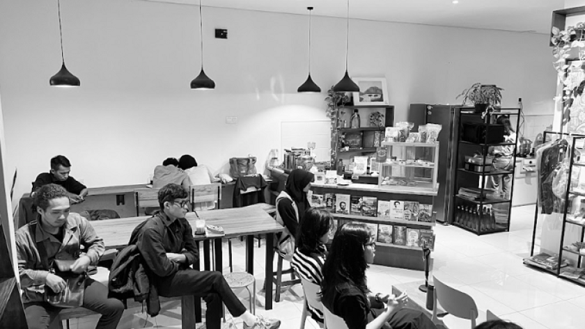 Diskusi Sabtu Sore Membaca Cerita-cerita yang Melawan, Diskusi buku Nyanyi Sunyi Para Puan, di Perpustakaan Bunga di Tembok, Bandung, Sabtu, 9 Agustus 2025. (Foto: Alwi Anas/BandungBergerak)