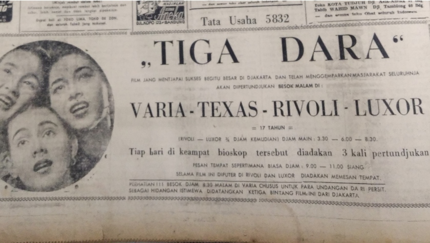 Rubrik iklan surat kabar Warta Bandung edisi Selasa, 24 September 1957 menampilkan jadwal penayangan film Tiga Dara di beberapa bioskop di Bandung. (Foto: Yogi Esa Sukma Nugraha)