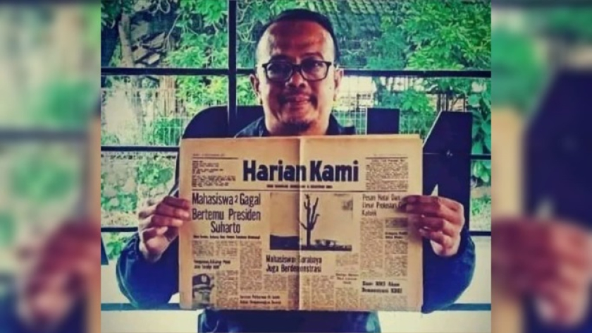 Penulis memegang Harian KAMI terbitan 52  tahun silam. (Foto: Dokumentasi Kin Sanubary) 