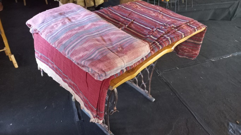 Kain tenun bernama kain kasang di galeri ecoprint Sagati, Cijulang, Pangandaran, 1 Agustus 2026. (Foto: Merrina Listiandari)