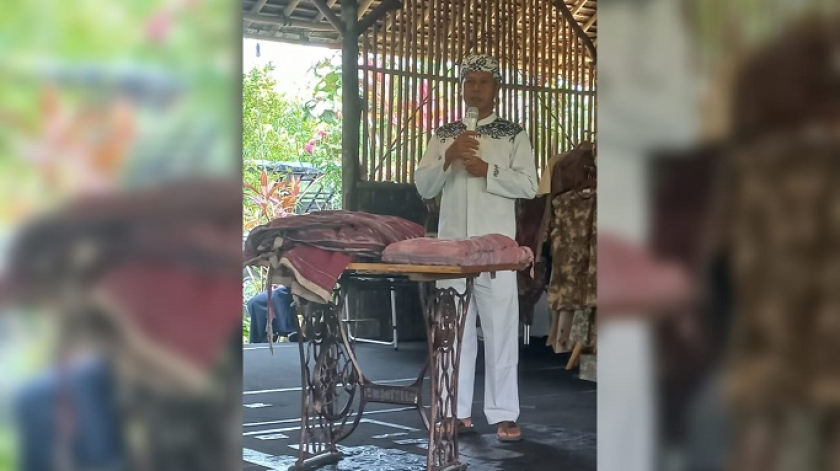 Edi Supriadi dari sanggar Sagati, Cijulang Pangandaran, sedang memberikan penjelasan tentang kain Kasang Tukang. 1 Agustus 2026. (Foto: Merrina Listiandari)