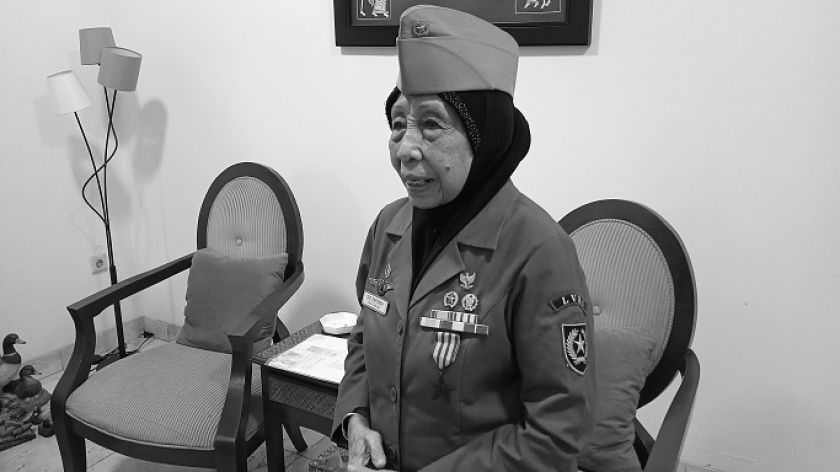 Siti Fatimah, 95 tahun, veteran perempuan pejuang kemerdekaan di rumahnya di kawasan Malabar, Kota Bandung, Jumat sore, 15 Agustus 2025. (Foto: Muhammad Akmal Firmansyah/BandungBergerak)