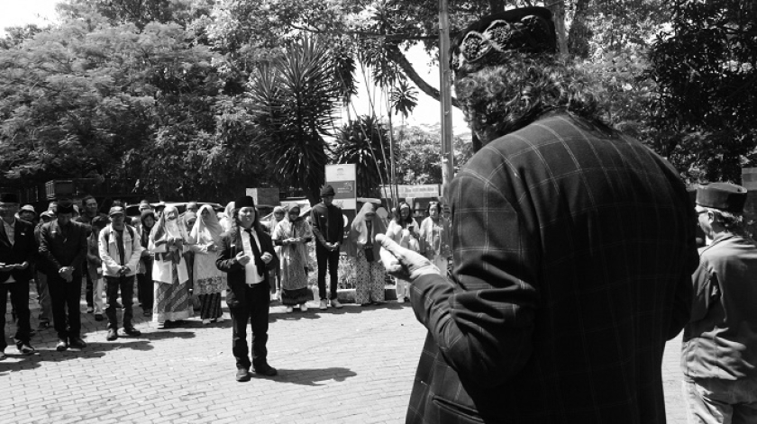 Upacara Hari Kemerdekan RI ala seniman dengan tema Upacara Kemerdekaan Runtah di TPST dan insinerator di komplek Sabuga dan Hutan Kota Dunia Babakan Siliwangi, Bandung, 17 Agustus 2025. (Foto: Insan Radhiyan Nurrahim/BandungBergerak)
