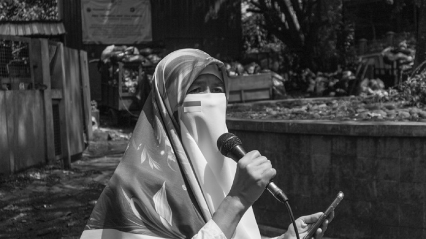 Peserta Upacara Hari Kemerdekan RI ala seniman dengan tema Upacara Kemerdekaan Runtah di TPST dan insinerator di komplek Sabuga dan Hutan Kota Dunia Babakan Siliwangi, Bandung, 17 Agustus 2025. (Foto: Insan Radhiyan Nurrahim/BandungBergerak)