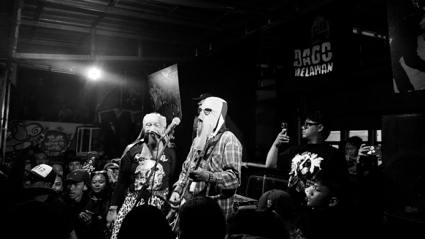 Diskusi bertajuk Serangan Balik untuk Mafia Tanah di Dago Elos, Bandung menghadirkan band Sukatani, Senin, 18 Agustus 2025. (Foto: Awla Rajul/BandungBergerak)