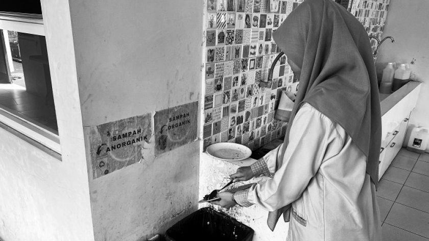 Santriwati makan bersama di ruang makan Pesantren Aisyiyah Boarding School Bandung, Rabu, 6 Agustus 2025. (Foto: Hakim Muttaqie Azka/BandungBergerak)