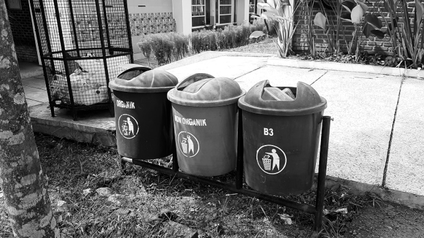 Tempat pemilahan sampah di Pesantren Aisyiyah Boarding School Bandung, Rabu, 6 Agustus 2025. (Foto: Hakim Muttaqie Azka/BandungBergerak)