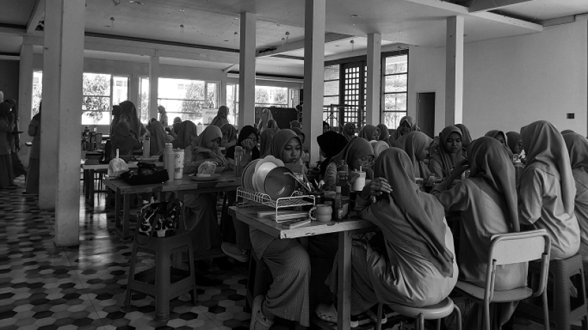Santriwati makan bersama di ruang makan Pesantren Aisyiyah Boarding School Bandung, Rabu, 6 Agustus 2025. (Foto: Hakim Muttaqie Azka)