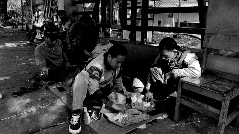 Makan bersama di sekitar etalase makanan gratis Tampra Youth Space atau Taman Pramuka, Bandung, Senin, 18 Agustus 2025. Semangat warga bantu warga tumbuh.  (Foto: Yopi Muharam/BandungBergerak)