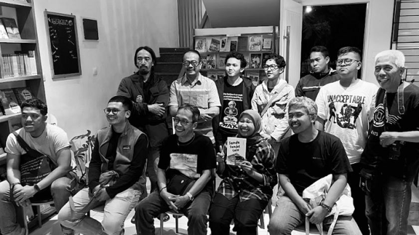 Peserta diskusi Sabtu Sore Ngawangkong Sunda Sambil Lalu di Perpustakaan Bunga di Tembok, Bandung, Sabtu, 16 Agustus 2025. (Foto: Alwi Anas/BandungBergerak)