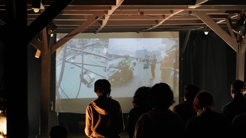 Suasana pertunjukan Panopticon and What The Hell Are You? karya Fachry Matlawa dalam program Pseudo-Entertainment #1 pada 7-9 Maret 2025. (Foto: Aarsip Dokumentasi Pseudo Entertainment dari Bandung Performing Arts Forum)