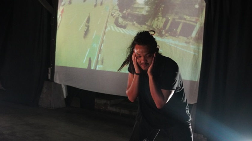 Fachry Matlawa, dalam karya yang berlangsung di ruang terbuka dan urban, membawa tubuhnya sendiri sebagai pusat gesekan. (Foto: Aarsip Dokumentasi Pseudo Entertainment dari Bandung Performing Arts Forum)