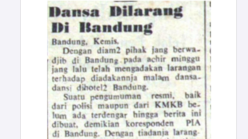 Surat kabar Indonesia Raya edisi Jumat, 29 November memuat laporan mengenai adanya pelarangan dansa di Bandung. (Foto: Yogi Esa Sukma Nugraha)
