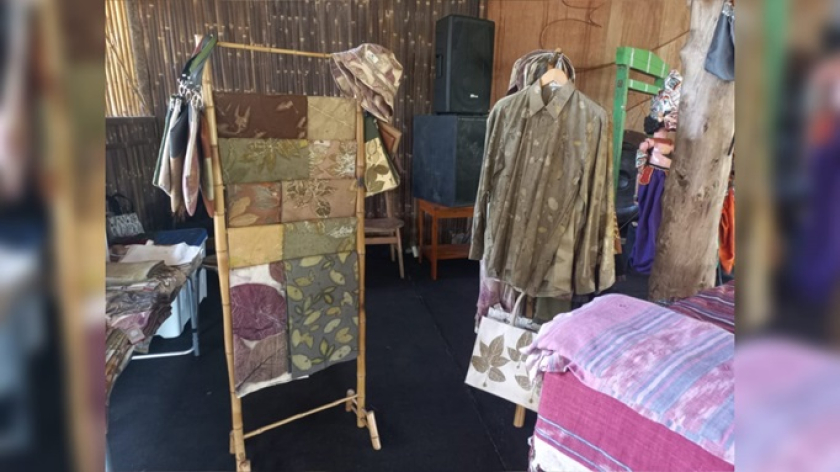 Kain batik ecoprint produksi sanggar Sagati di Cijulang, Pangandaran, bersama kain Kasang Tukang. (Foto: Merrina Listiandari) 