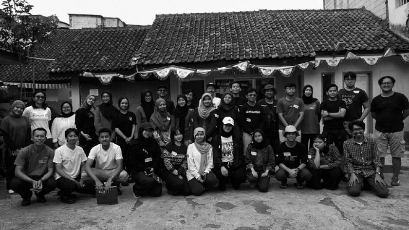 Peserta Kelas Liar #3 di Kampung Lio Genteng, Bandung, Sabtu, 23 Agustus 2025. Kelas Liar membahas tentang sampah. (Foto: Fitri Amanda/BandungBergerak)