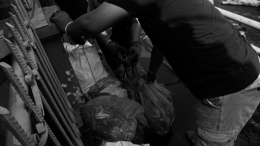 Peserta Kelas Liar #3 memungut sampah di Kampung Lio Genteng, Bandung, Sabtu, 23 Agustus 2025. 