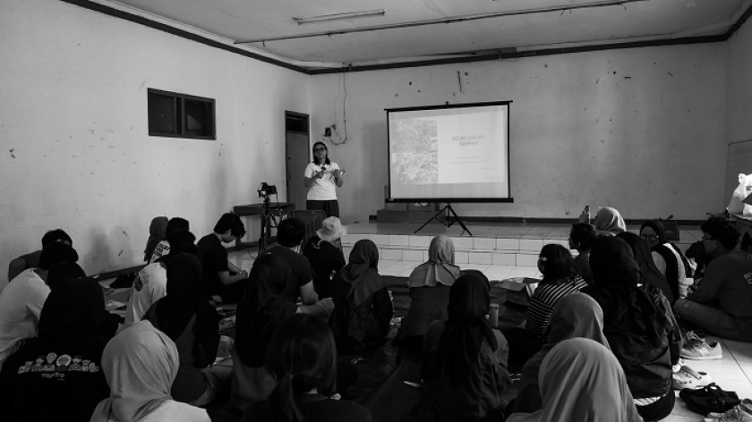 Peserta Kelas Liar #3 di Kampung Lio Genteng, Bandung, Sabtu, 23 Agustus 2025. Kelas Liar membahas tentang sampah. (Foto: Fitri Amanda/BandungBergerak)