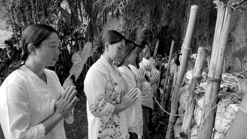 Para perempuan penghayat di Ciputri, Lembang, Bandung Barat, Selasa, 1 Juli 2025 sedang ritual penghormatan ke sumber mata air. (Foto: Ida Rosida/BandungBergerak)