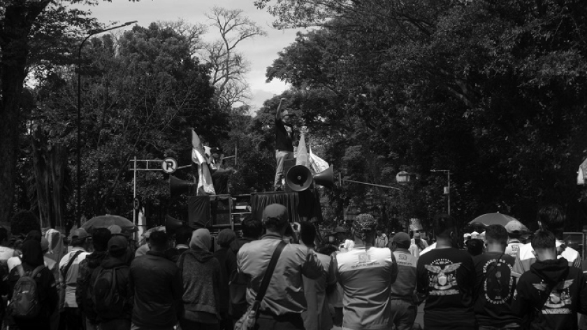 Buruh dari Serikat Pekerja Nasional dan perwakilan dari beberapa organisasi buruh lain melakukan aksi unjuk rasa di Gedung Sate, Bandung, 28 Agustus 2025. (Foto: Prima Mulia/BandungBergerak)