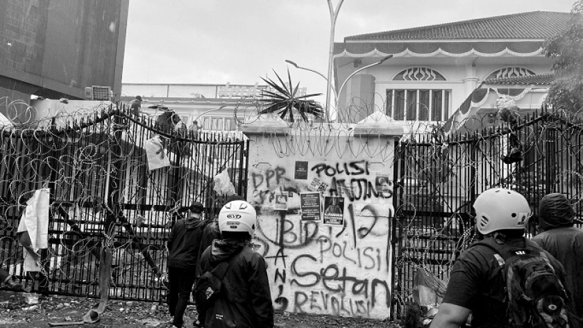 Elemen pengemudi ojek online dan massa solidaritas berkumpul di Gedung Sate, Bandung, Jumat, 29 Agustus 2025. (Foto: Yopi Muharam/BandungBergerak)