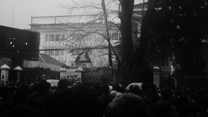 Aksi protes warga Bandung sebagai solidaritas untuk Affan Kurniawan di Gedung DPRD Jawa Barat, Bandung, Jumat, 29 Agustus 2025. (Foto: Fitri Amanda/BandungBergerak)