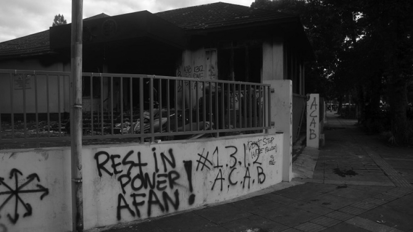 Kondisi gedung bank ICBC setelah dibakar dalam aksi di DPRD Provinsi Jawa Barat di Bandung, 30 Agustus 2025. (Foto: Prima Mulia/BandungBergerak)