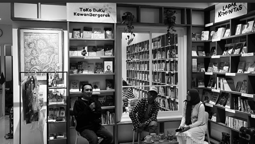 Yogi Esa Sukma Nugraha dan Ojel Sansan Yusandi saat diskusi Sabtu Sore di Perpustakaan Bunga di Tembok, Bandung, Sabtu, 30 Agustus 2025. (Foto: Alwi Anas/BandungBergerak)