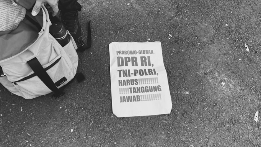 Poster dalam aksi damai mahasiswa Universitas Pendidikan Indonesia (UPI) Bandung di Gerbang Utama Kampus Bumi Siliwangi, Senin, 1 September 2025. (Foto: Yopi Muharam/BandungBergerak)*