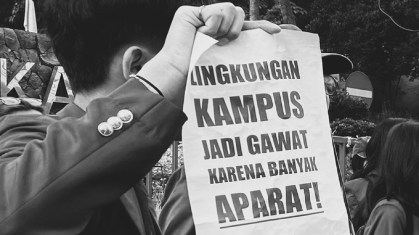 Poster dalam aksi damai mahasiswa Universitas Pendidikan Indonesia (UPI) Bandung di Gerbang Utama Kampus Bumi Siliwangi, Senin, 1 September 2025. (Foto: Yopi Muharam/BandungBergerak)*